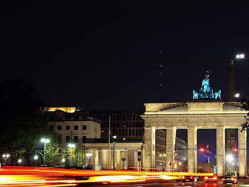 Brandenburger Tor mit Straßenverkehr Fotos