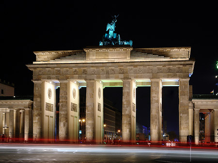 Brandenburger Tor mit Straßenverkehr Foto 