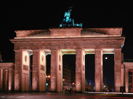 Brandenburger Tor mit Straßenverkehr Foto 