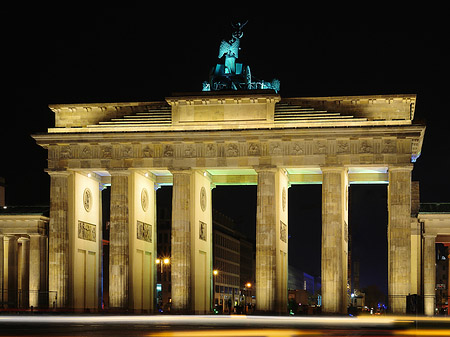 Brandenburger Tor mit Straßenverkehr