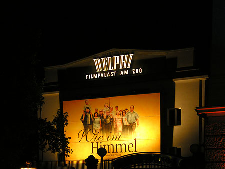 Filmpalast Delphi bei Nacht