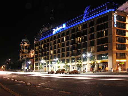 Radisson bei Nacht Foto 