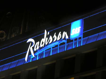 Radisson bei Nacht