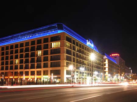 Radisson bei Nacht Fotos