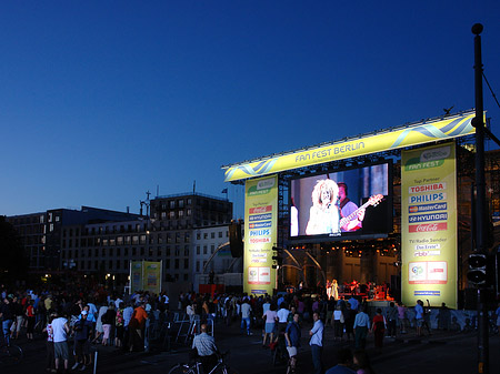 Fanfest bei Nacht