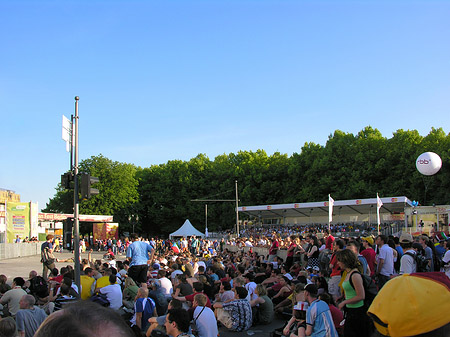 Foto Fans am Brandenburger Tor - Berlin