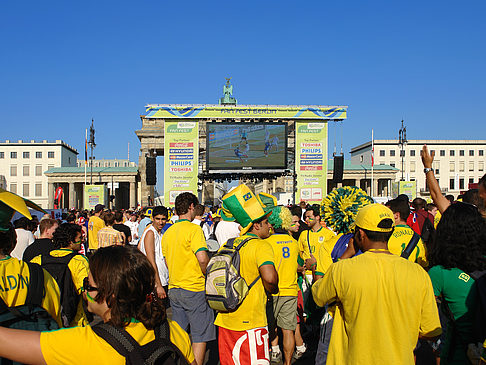 Foto Fans am Brandenburger Tor