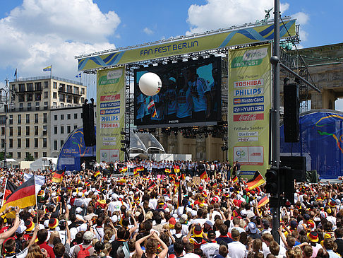 Fotos Konfetti Parade - Nationalmannschaft | Berlin