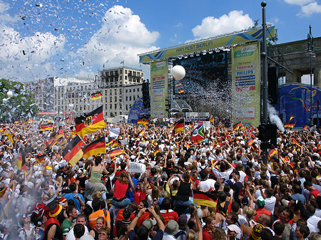 Konfetti Parade - Nationalmannschaft Foto 