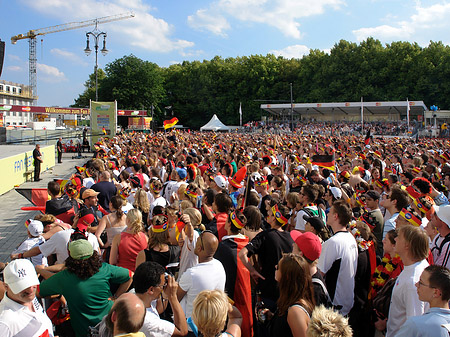 Foto Fanfest - Menchenmasse - Berlin