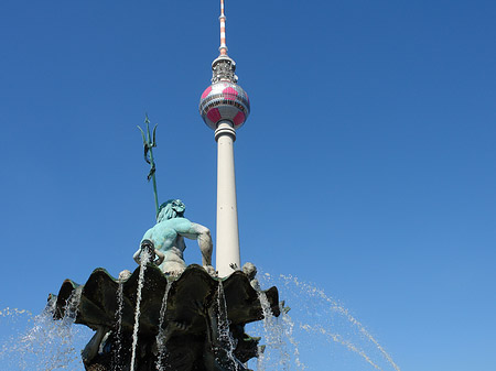 Fernsehturm mit Neptunbrunnen Foto 