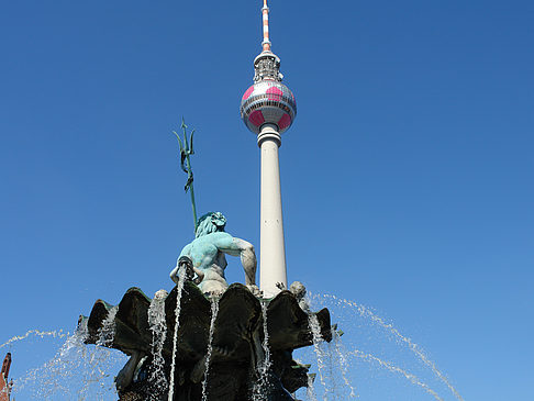 Foto Fernsehturm mit Neptunbrunnen - Berlin