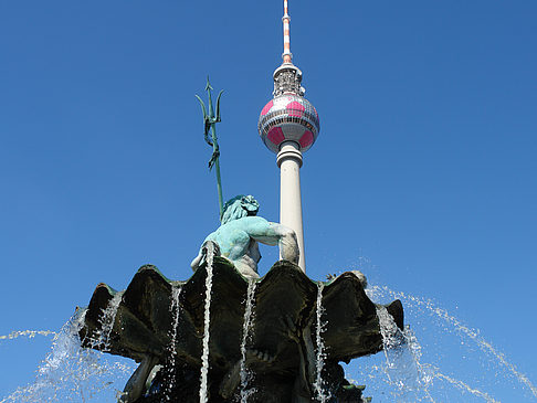 Fernsehturm mit Neptunbrunnen Foto 