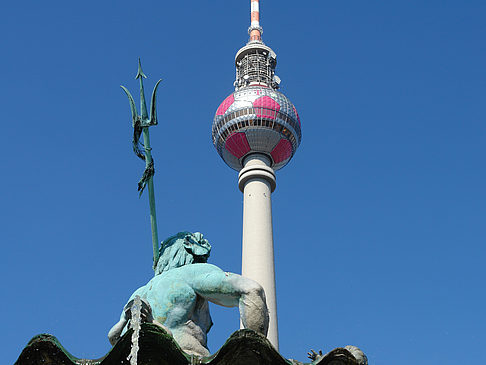 Fernsehturm mit Neptunbrunnen Foto 