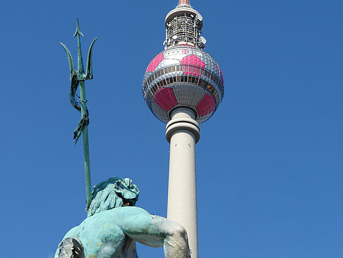 Fernsehturm mit Neptunbrunnen Foto 