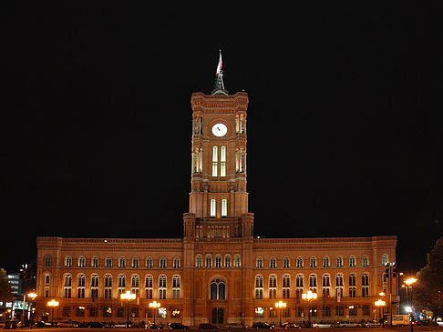 Rotes Rathaus am Abend Fotos