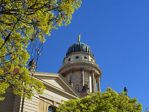 Französischer Dom mit Bäumen Fotos