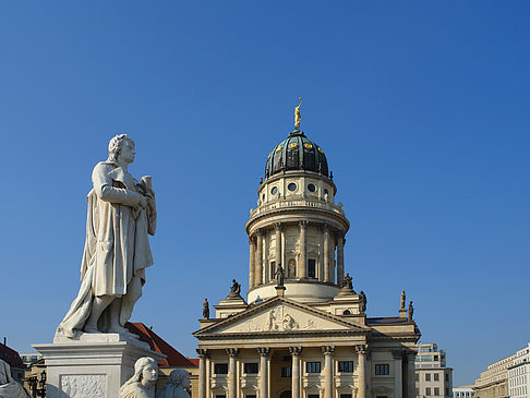 Französischer Dom mit Schillerstatue Fotos