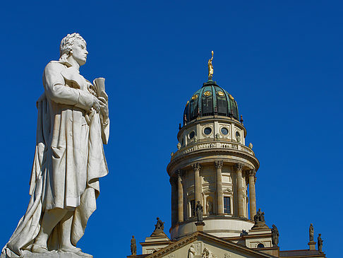 Schillerdenkmal mit dem Französischen Dom Foto 