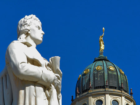 Schillerdenkmal mit dem Französischen Dom