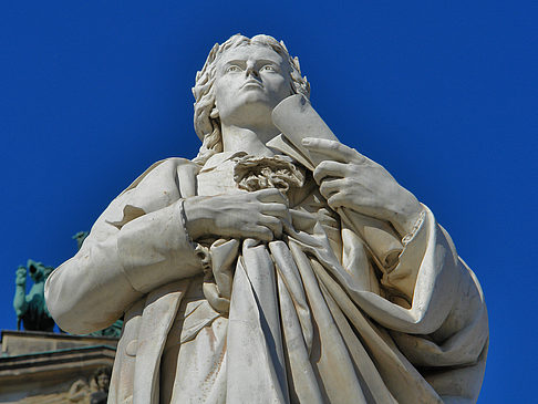 Schillerdenkmal mit Konzerthaus Foto 