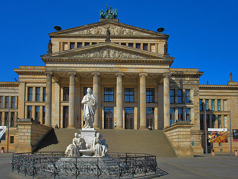 Schillerdenkmal mit Konzerthaus Fotos