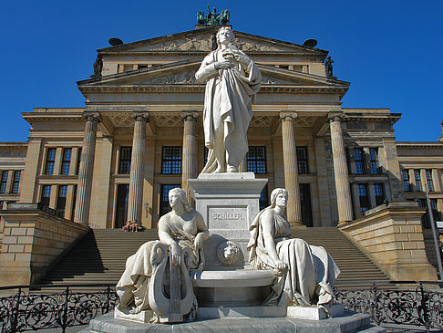 Schillerdenkmal mit Konzerthaus