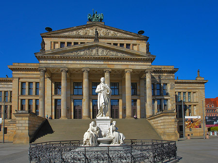 Schillerdenkmal mit Konzerthaus Foto 