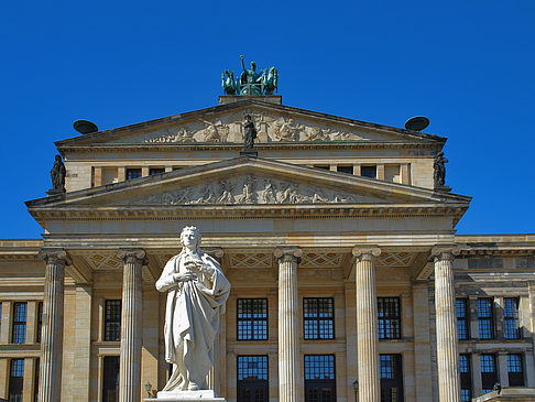 Foto Schillerdenkmal mit Konzerthaus - Berlin