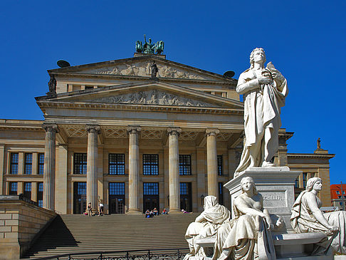 Schillerdenkmal mit Konzerthaus Fotos