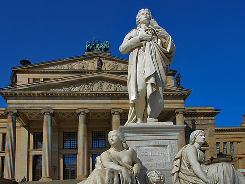 Foto Schillerdenkmal mit Konzerthaus - Berlin