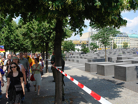 Foto Holocaust Mahnmal mit Polizeiabsperrung - Berlin