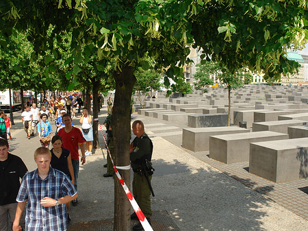 Holocaust Mahnmal mit Polizeiabsperrung Foto 