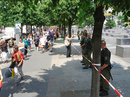 Fotos Holocaust Mahnmal mit Polizeiabsperrung | Berlin