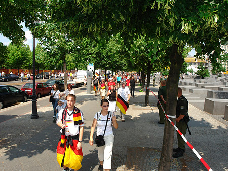 Fotos Holocaust Mahnmal mit Polizeiabsperrung