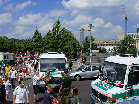 Holocaust Mahnmal mit Polizeiabsperrung Foto 