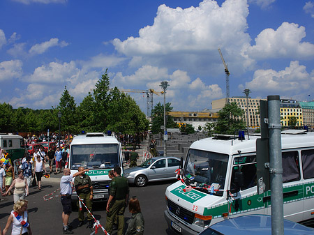 Foto Holocaust Mahnmal mit Polizeiabsperrung - Berlin