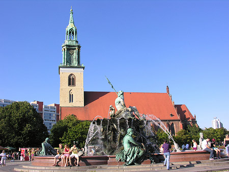 Neptunbrunnen vor Marienkirche Foto 