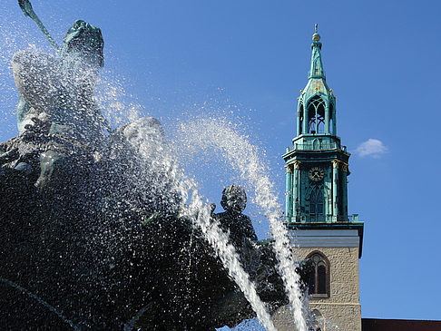 Foto Neptunbrunnen mit Marienkirche