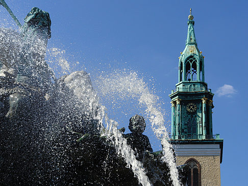 Neptunbrunnen mit Marienkirche Foto 