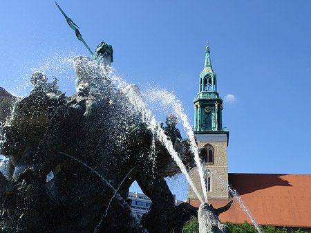 Fotos Neptunbrunnen mit Marienkirche