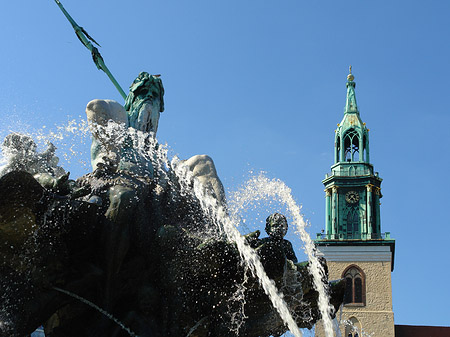 Fotos Neptunbrunnen mit Marienkirche | Berlin