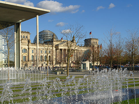 Paul-Löbe-Bau und Reichstag Fotos