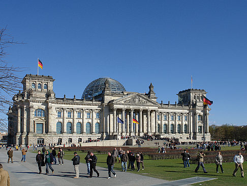 Touristen am Reichstag Fotos