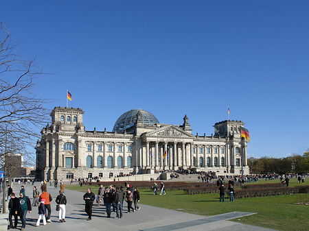 Foto Touristen am Reichstag - Berlin