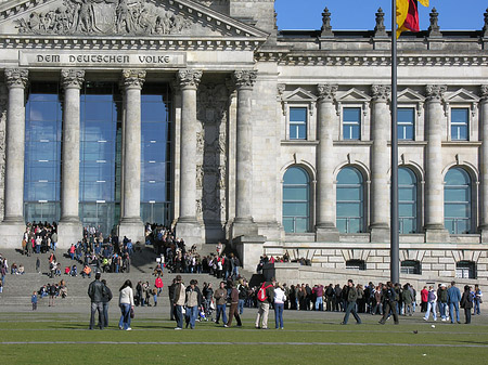 Touristen am Reichstag Fotos