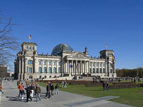 Foto Touristen am Reichstag - Berlin