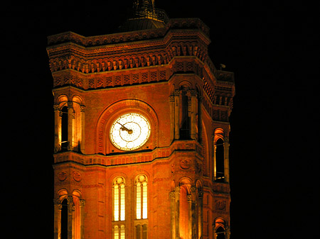 Rotes Rathaus bei Nacht