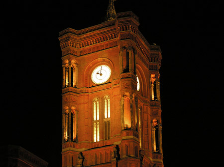 Rotes Rathaus bei Nacht Fotos