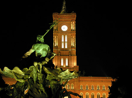 Rotes Rathaus bei Nacht